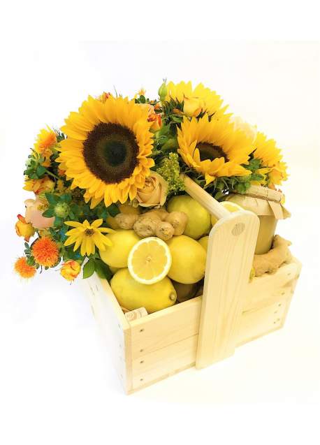 Gėlių  kompozicija medinėje dėžutėje su citrinomis ir medumi